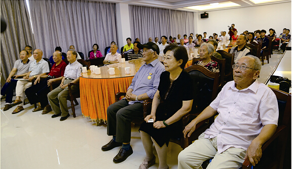 学员收看大阅兵