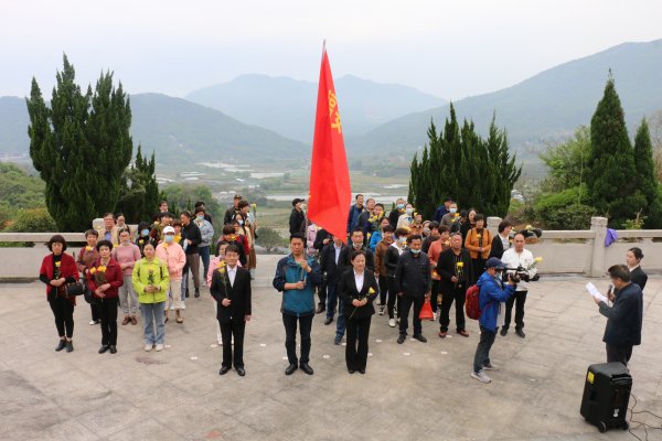  清明祭扫缅英烈， 
